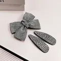 Detalle del set de horquillas de lazo y gotas plateadas con brillantes micro diamantes - Lazo Cruzado Y Pinza De Gota De Agua