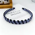 Elegante diadema de satén azul trenzado con dientes negros para el cabello - Gran H Geométrica Satén / Azul Pavo Real