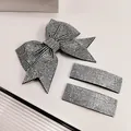 Vista de detalle del clip de resorte con lazo de diamantes y set de horquillas - Lazo De Cola De Golondrina Y Pinza Cuadrada