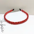 Detalle de la diadema trenzada de cuentas rojas con textura retorcida y puntas de tela negra - Rojo Transparente