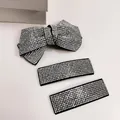 Detalle de set de pinzas para el pelo con lazo de strass plateado y cristales brillantes - Lazo Doble Y Pinza Cuadrada