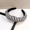 Detalle de diadema artesanal con cuentas de colores y cristales sobre tela negra - Rojo Verde Multicolor