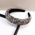 Detalle macro de diadema de cuentas coloridas con cristales tejidos a mano - Multicolor Profundo