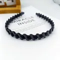 Diadema ondulada negra minimalista con cinta de satén para un look diario a la moda - Gran H Geométrica Satén / Negro
