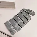 Vista detallada de un juego de seis pinzas para el cabello con brillantes diamantes plata - Colección De Pinzas BB Blancas