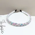 Detalle de diadema trenzada con cuentas de colores estilo macaron pastel - Azul Multicolor