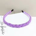 Detalle de diadema trenzada con cuentas moradas mostrando la textura tejida y el acabado - Violeta Claro