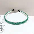 Detalle de diadema trenzada con cuentas verdes de diseño artesanal y forro interior - Verde Océano