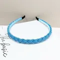 Primer plano de diadema trenzada de cuentas azul claro con textura de cristal - Azul cielo