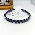 Diadema minimalista de tela gris tejida con montura negra dentada para peinado diario - Gran H Geométrica Brillante / Gris oscuro