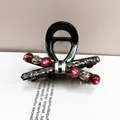 Détail d'une pince à cheveux coréenne noire avec perles bordeaux et cristaux - Pince Queue de Cheval Rouge Angola