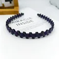 Diadema tejida en púrpura oscuro para mujer con un diseño texturizado de zigzag elegante - Gran H Geométrica Brillante / Púrpura profundo