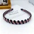 Diadema chic de tela tejida rosa loto con dientes antideslizantes para mujer - Gran H Geométrica Brillante / Rosa Melocotón