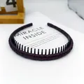 Diadema de tela morado oscuro con dientes antideslizantes para una sujeción segura - Satén Envuelto Dentado / Color Oscuro