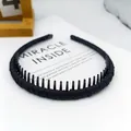 Diadema minimalista envuelta en tela negra con dientes internos para mayor agarre - Satén Envuelto Dentado / Negro