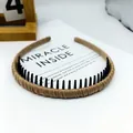 Diadema plisada de tela caqui con dientes internos sobre un fondo de papel estético - Satén Envuelto Dentado / Caqui