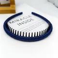 Diadema forrada en tela azul marino con dientes internos para un agarre seguro y estilo diario - Satén Envuelto Dentado / Azul marino