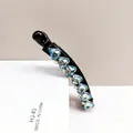 Détail de la pince banane avec des cœurs en cristal bleu clair sur monture noire - Bleu clair