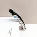 Détail du pince banane avec des cristaux K9 colorés en forme de cœur sur résine noire - Arc-en-ciel AB