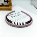 Diadema de tela plisada rosa con dientes antideslizantes sobre tarjeta blanca - Satén Envuelto Dentado / Rosa