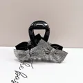 Dettaglio del fermaglio a pinza con fiocco di strass scintillanti e base nera - Stile Piccolo Fiocco Interamente in Strass / Zirconia Bianca