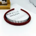 Diadema de tela rojo oscuro con dientes antideslizantes y elegante diseño plisado - Satén Envuelto Dentado / Burdeos