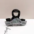 Dettaglio molletta per capelli nera con grande fiocco decorato da strass colorati - Stile Piccolo Fiocco Interamente in Strass / Strass AB