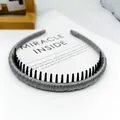 Diadema minimalista de moda envuelta en tela de satén gris con dientes internos antideslizantes - Satén Envuelto Dentado / Gris