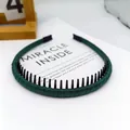 Diadema de terciopelo verde oscuro con peine interior para fijación segura - Brillante Envuelto Dentado / Verde Oscuro