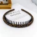 Diadema de tela con estampado de leopardo y dientes antideslizantes para un ajuste firme - Tela de Leopardo Envuelto Dentado / Estampado de Leopardo Oscuro