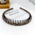 Diadema fina con estampado de leopardo y dientes internos antideslizantes para sujeción - Tela de Leopardo Envuelto Dentado / Leopardo Blanco Amarillo