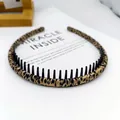 Diadema de moda con estampado de leopardo y dientes antideslizantes para mujer - Tela Floral Envuelto Dentado / Negro & Blanco