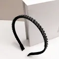 Detail eines schwarzen Strass-Haarreifens mit rutschfesten Zähnen für sicheren Halt - Blatt-Design