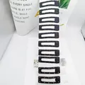 Détail de 10 barrettes BB en tissu noir avec strass colorés sur une carte blanche - Style Carré Strass Étoilé Noir Enveloppé Carte Longue