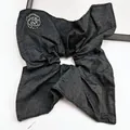Dettaglio dell'elastico scrunchie in denim grigio con rosa di strass scintillanti - Elastico Quadrato Denim Nero Con Diamante Rosa