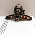 Elegante pinza para el pelo carey con detalle floral de leopardo y muelle de metal - Flor de leopardo / Tamaño Grande 13cm