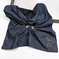 Dettaglio di un elastico per capelli in denim blu con ciondolo a forma di coniglio dorato - Decorazione Coniglio in Strass / Blu Medio & Bianco