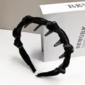 Cerchietto nero elegante con nodo e strass su sfondo bianco dallo stile minimalista - Stile Strass Doppia Fila in Tessuto