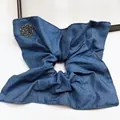 Elastico per capelli in denim blu con fiore di cristallo nero su fondo bianco - Elastico Quadrato Denim Blu Chiaro Con Diamante Rosa