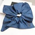 Scrunchie in denim blu con ciondolo a forma di orsetto di strass su scatola regalo bianca - Decorazione Orso in Strass / Azzurro