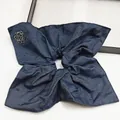 Elastico per capelli XXL in denim blu scuro con dettaglio floreale di camelia in strass - Elastico Quadrato Denim Blu Medio Con Diamante Rosa