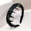 Detail van zwarte gedraaide hoofdband met strass-steentjes en tanden voor grip - Grote Tand met 3 Rijen Strass Gevlochten / Zwart