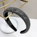 Detalle de una diadema de strass hecha a mano con etiqueta en el forro negro - Rhinestone Negro de Fusil