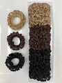 Detalle de coleteros plisados de satén en champán, marrón y negro en caja de regalo - Volante Champaña/Marrón/Negro (HC-26)