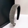 Nahaufnahme glänzender silberner Strasssteine und schwarzer Samtfutter des breiten Haarreifs - 3,3 cm Breite / Transparent Grauer Strass