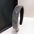 Nahaufnahme glitzernder silberner Strasssteine und schwarzem Samtfutter am Stirnband - 3,3 cm Breite / Kanonenschwarzer Strass