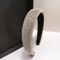 Detailansicht des gepolsterten champagnergoldenen Stirnbands mit funkelnden Kristallen - 3,3 cm Breite / Champagner Strass