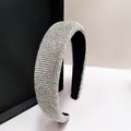 Makroaufnahme von glitzerndem Haarreif mit Diamanten und luxuriösem Strass-Inlay-Detail - 3,3 cm Breite / Weißer Zirkon