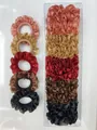Detalle de coleteros de satén coloridos con bordes ondulados en caja de regalo transparente - Conjunto Rosa Naranja/Oro/Rojo/Café/Negro (HC-7)