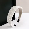 Elegante diadema ancha con perlas blancas de varios tamaños y forro de tela suave - Estilo Cosido De Perlas Mixtas De 3.5cm